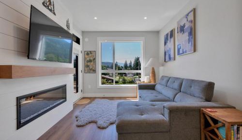 One-Bedroom Apartment with Balcony and Mountain View  