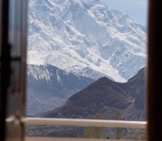 Apartment with Mountain View