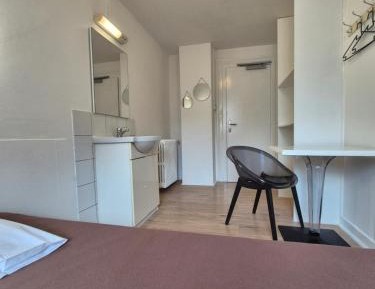 Single Room with Shared Shower and Toilet (towels not included)