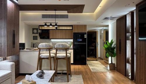 One-Bedroom Apartment with Lake View