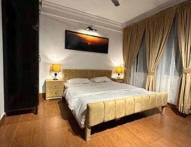 Three-Bedroom Apartment with Mountain View