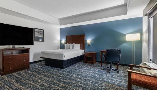 Queen Room with Three Queen Beds and Bath Tub - Disability Access/Non-Smoking
