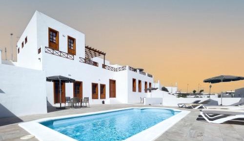 Apartment with Pool View 