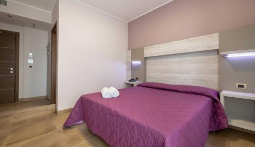 Deluxe Double Room with Side Sea View