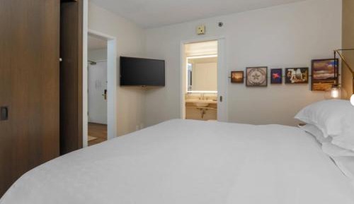 1 King &amp; 1 Queen, Concierge level, 2 Bedroom Suite, Balcony