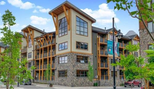 Three-Bedroom Apartment with Mountain View