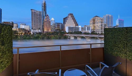 1 King Bed Lakefront Patio