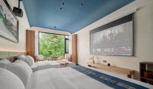 Deluxe Double Room (2 Adults + 1 Child)