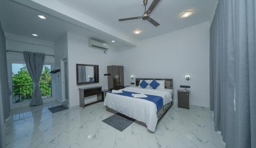 Deluxe Double Room with Side Sea View
