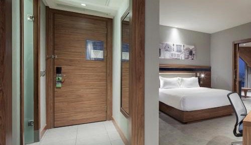 Queen Family Room - Non-Smoking 