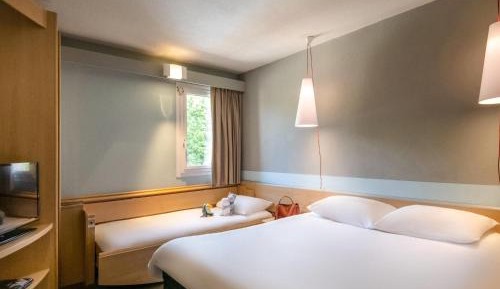 Standard Room with 1 Double and 1 Single Bed