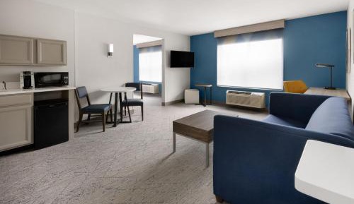 King Suite - Non-Smoking