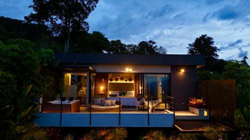 Deluxe King Suite