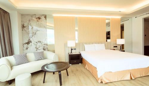 Deluxe Family Room with Bathtub