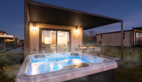 Lotus Luxury Mobile Home with Hot Tub