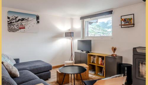 Three-Bedroom Apartment with Mountain View