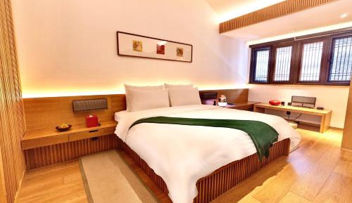 Deluxe Queen Room