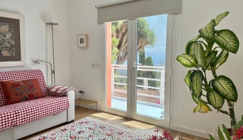 Apartment with Mountain View