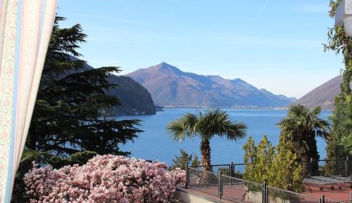 Apartment with Lake View and Garden