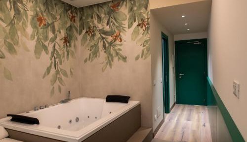 Double Room with Hot Tub with an internal view in the gallery