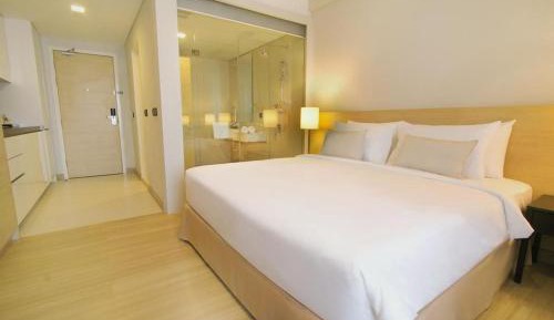 One-Bedroom Apartment with City View