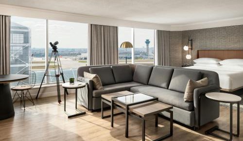 Junior King Suite with Sofa Bed - Club Lounge Access