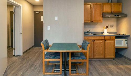 Efficiency Queen Room - Non Smoking - Non Pet Friendly