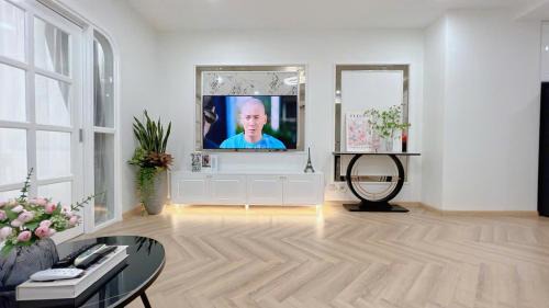 One-Bedroom Apartment with Balcony
