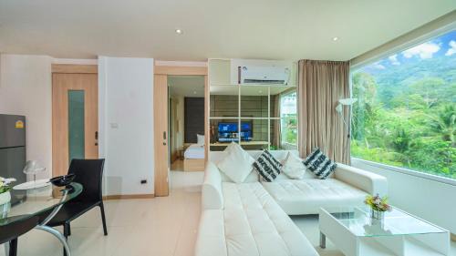 One-Bedroom Apartment with Balcony