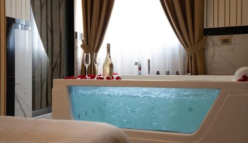 Deluxe Suite with Spa Bath