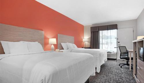 Queen Room with Two Queen Beds and Roll-In Shower - Mobility Accessible