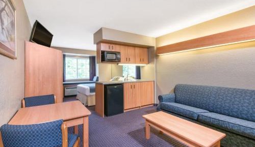 Queen Suite - Non-Smoking