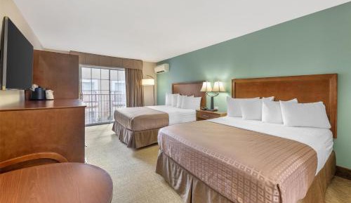 Queen Room with Two Queen Beds - Pool View - Nonsmoking