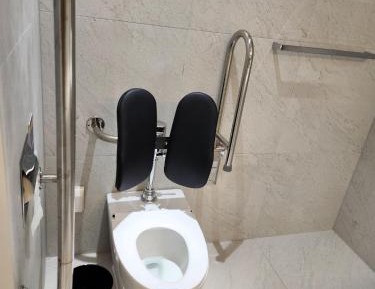 King Room with Roll-In Shower - Disability Access