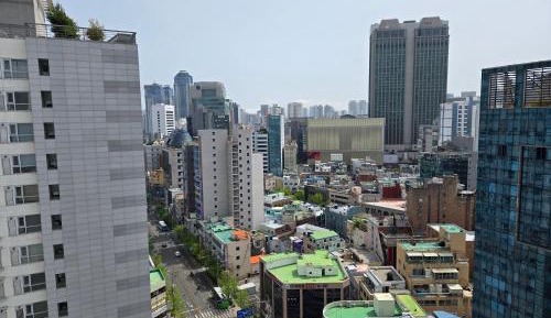 One-Bedroom Apartment with City View