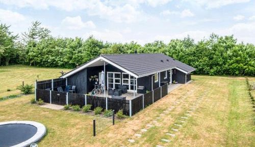Three-Bedroom Holiday Home 