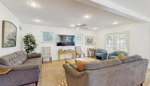 Six Bedroom Holiday Home