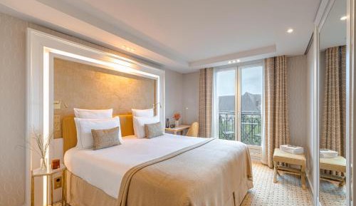 Superior Room with Saint-Germain-des-Prés Church View