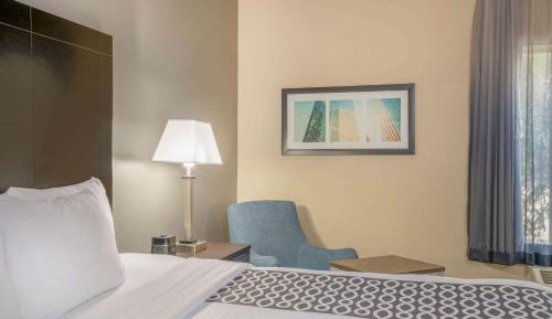 King Room with Bath Tub - Mobility/Hearing Accessible - Non-Smoking