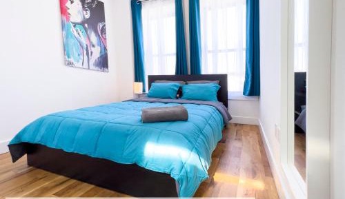 Queen Room with Shared Bathroom