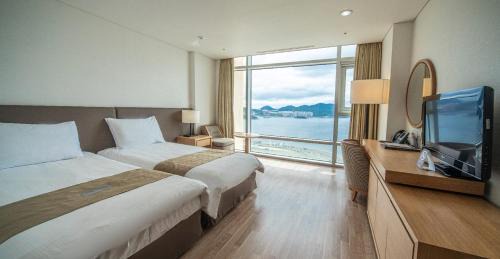 Standard Twin Room with Sea View