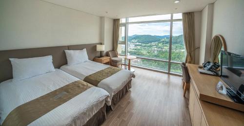 Standard Twin Room with Mountain View