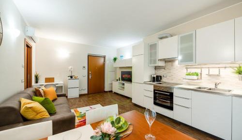 One-Bedroom Apartment with Park View