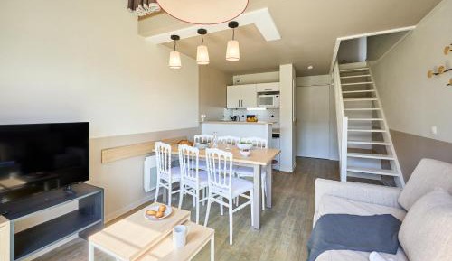 Superior One-Bedroom Duplex Apartment with Sleeping Alcove and Balcony (6 People)