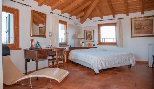 Deluxe Suite with Spa Bath