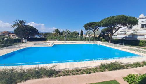 Apartment with Pool View 