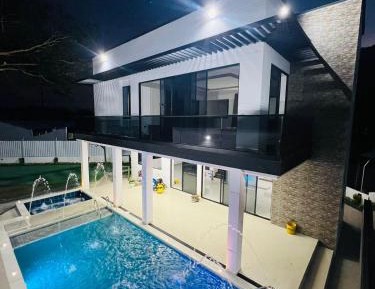 Three-Bedroom Deluxe Apartment