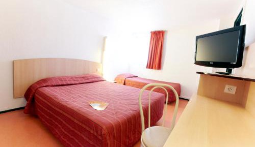 Triple Room (1 Double Bed + 1 Single Bed)