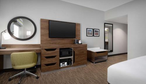 King Room with Accessible Tub - Mobility and Hearing Access/Non-Smoking