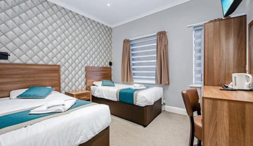 Family Room (3 Adults)